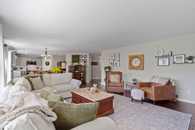 7827 Wedgetail Drive, Zionsville, IN 46077