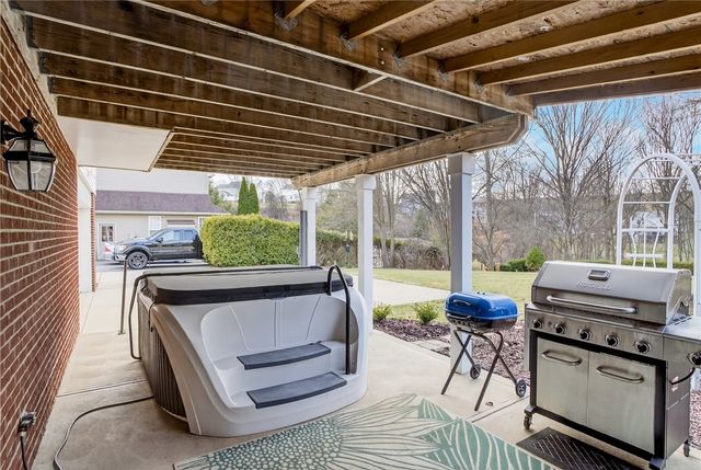 1008 Dunedin Dr, Hempfield Twp, PA 15601