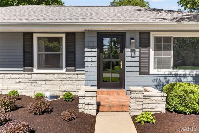 12467 Ballas Meadows Drive, Des Peres, MO 63131