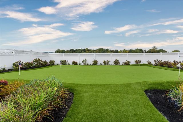 44 Wimbledon Circle, Portsmouth, RI 02871