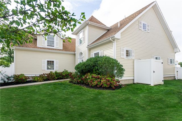 44 Wimbledon Circle, Portsmouth, RI 02871