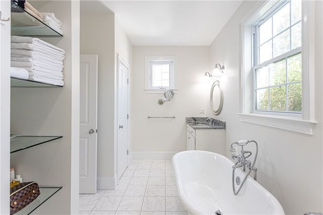 44 Wimbledon Circle, Portsmouth, RI 02871