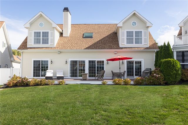 44 Wimbledon Circle, Portsmouth, RI 02871