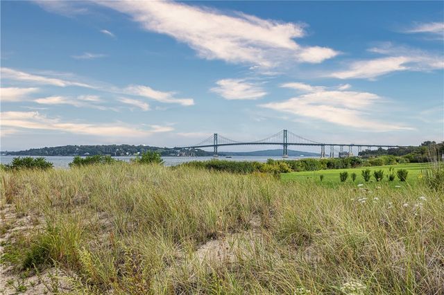 44 Wimbledon Circle, Portsmouth, RI 02871