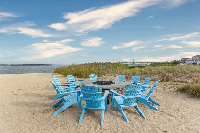 44 Wimbledon Circle, Portsmouth, RI 02871