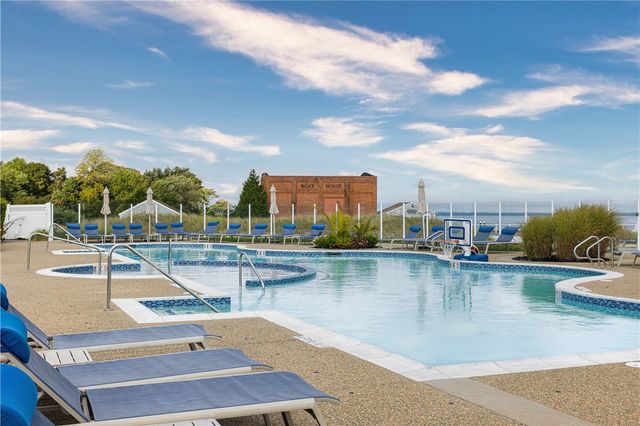 44 Wimbledon Circle, Portsmouth, RI 02871