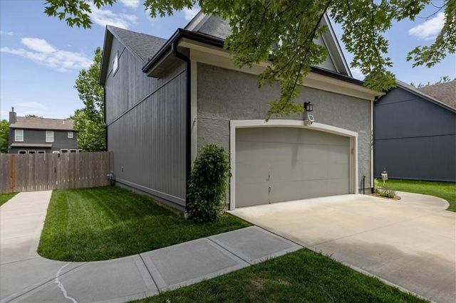 15481 S Wyandotte Drive, Olathe, KS 66062