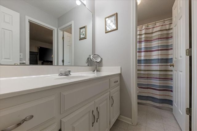 15481 S Wyandotte Drive, Olathe, KS 66062