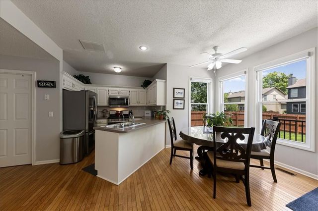 15481 S Wyandotte Drive, Olathe, KS 66062