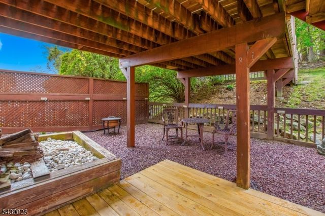 22 Holiday Dr, Hopatcong Boro, NJ 07843