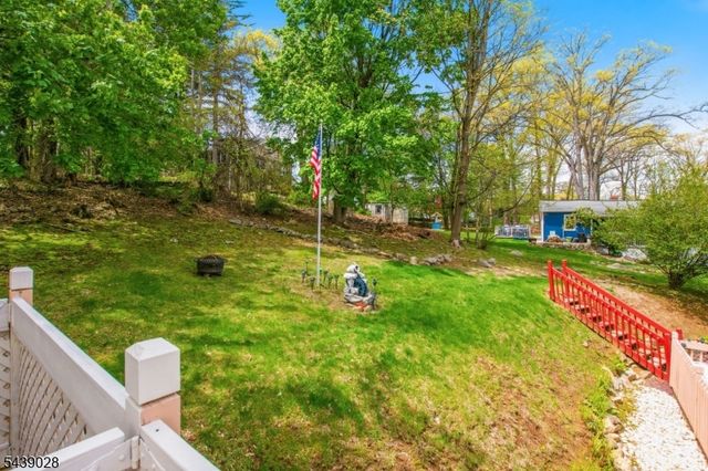 22 Holiday Dr, Hopatcong Boro, NJ 07843