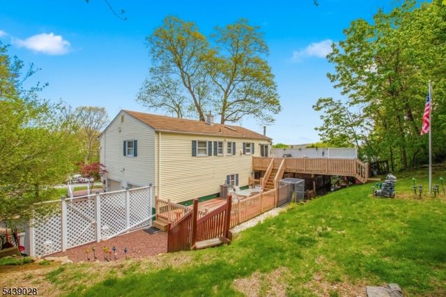 22 Holiday Dr, Hopatcong Boro, NJ 07843