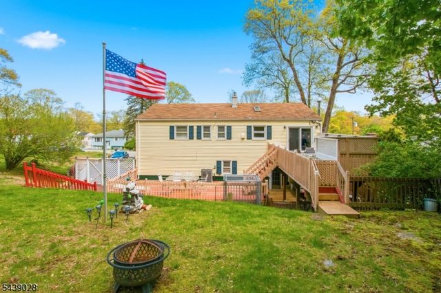 22 Holiday Dr, Hopatcong Boro, NJ 07843