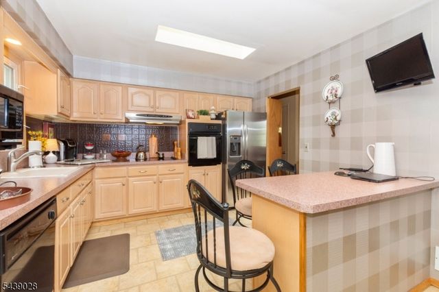 22 Holiday Dr, Hopatcong Boro, NJ 07843