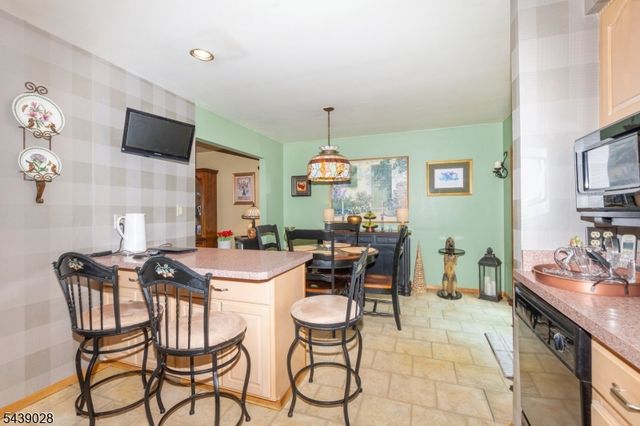 22 Holiday Dr, Hopatcong Boro, NJ 07843