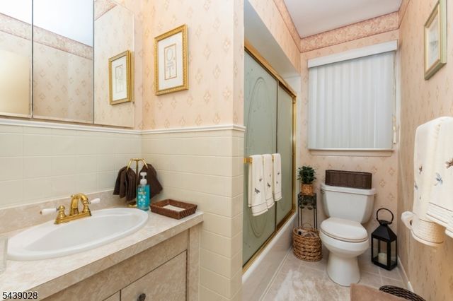 22 Holiday Dr, Hopatcong Boro, NJ 07843