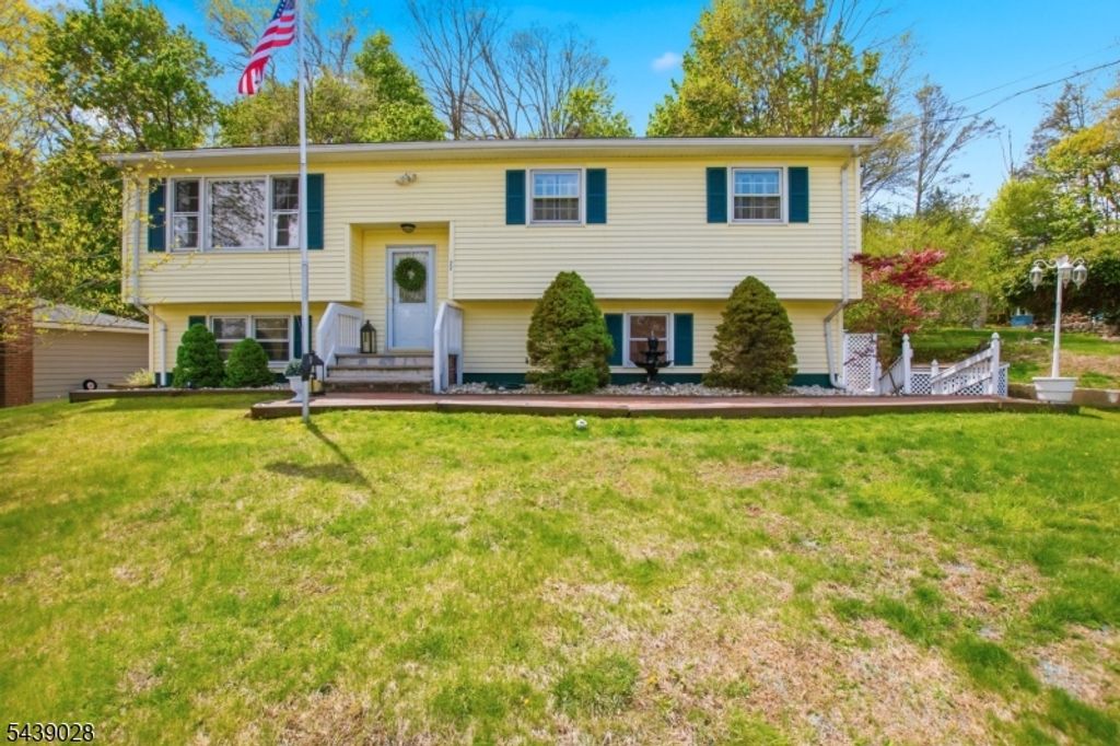 22 Holiday Dr, Hopatcong Boro, NJ 07843