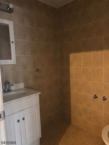 390 Delano Pl, Fairview Boro, NJ 07022