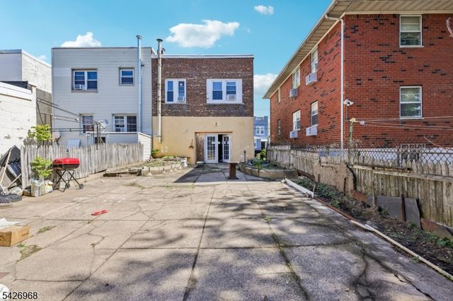 390 Delano Pl, Fairview Boro, NJ 07022