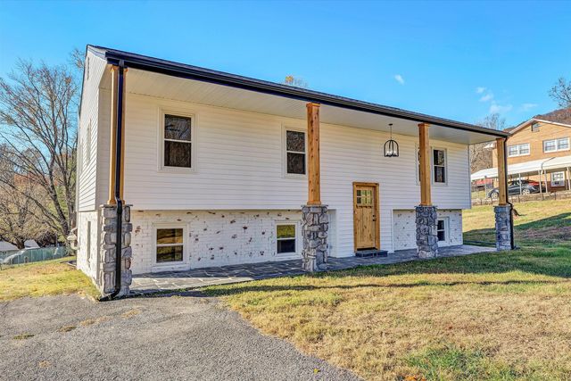 227 Hunters Trail TRL, Troutville, VA 24175