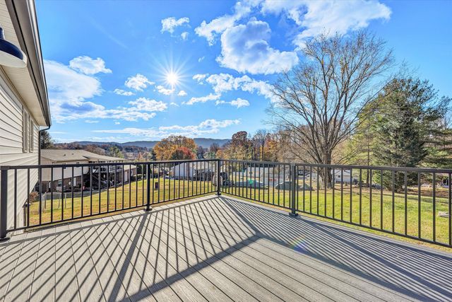 227 Hunters Trail TRL, Troutville, VA 24175