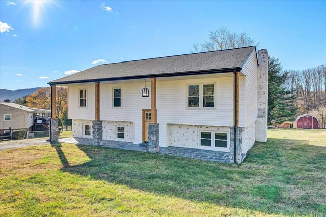 227 Hunters Trail TRL, Troutville, VA 24175