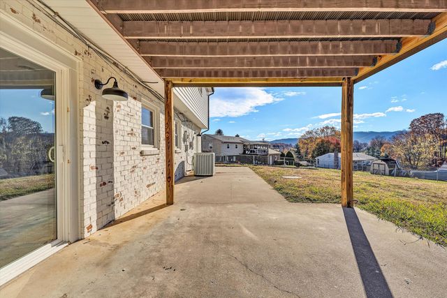 227 Hunters Trail TRL, Troutville, VA 24175