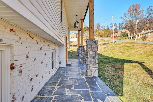 227 Hunters Trail TRL, Troutville, VA 24175