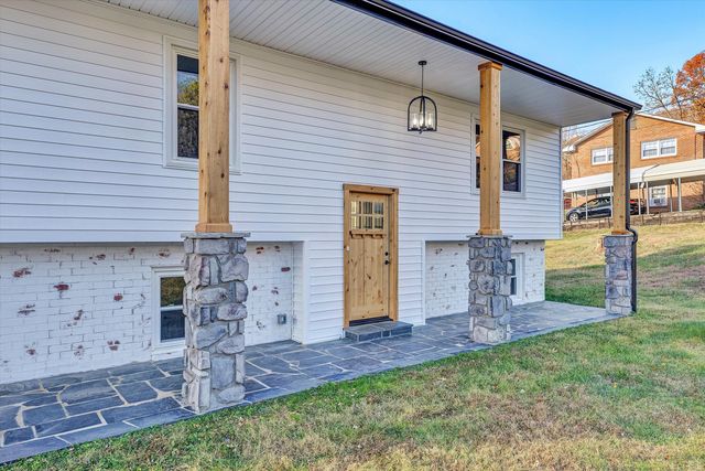 227 Hunters Trail TRL, Troutville, VA 24175
