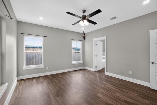 403 Lynch ST, Smithville, TX 78957