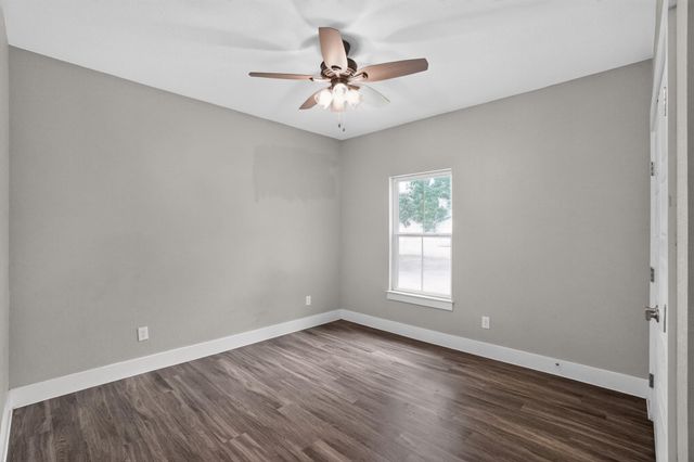 403 Lynch ST, Smithville, TX 78957