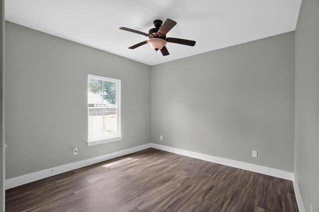 403 Lynch ST, Smithville, TX 78957