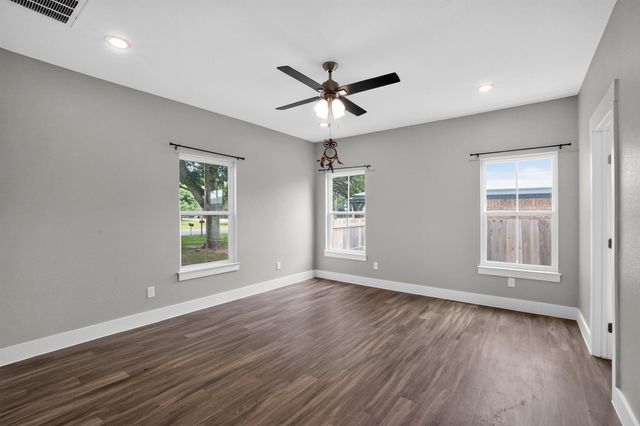 403 Lynch ST, Smithville, TX 78957