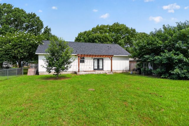403 Lynch ST, Smithville, TX 78957