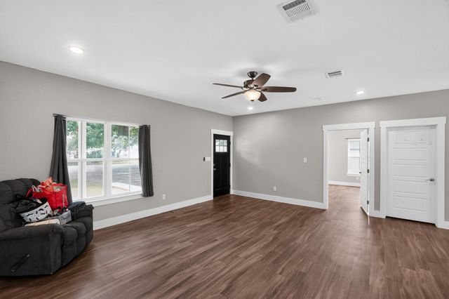403 Lynch ST, Smithville, TX 78957
