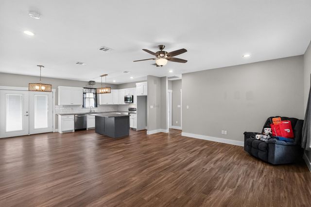 403 Lynch ST, Smithville, TX 78957