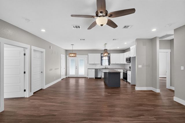 403 Lynch ST, Smithville, TX 78957
