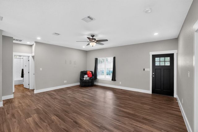 403 Lynch ST, Smithville, TX 78957