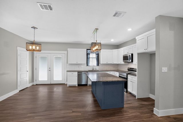 403 Lynch ST, Smithville, TX 78957