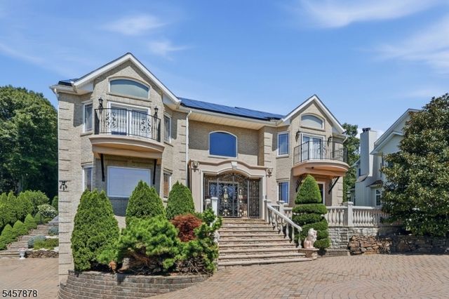 37 Mountainwood Ct, Totowa Boro, NJ 07512