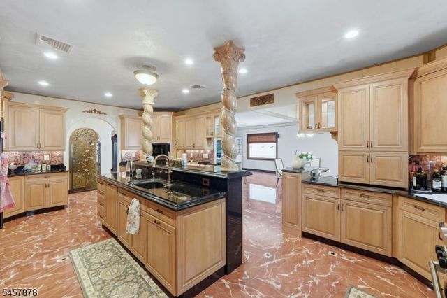 37 Mountainwood Ct, Totowa Boro, NJ 07512