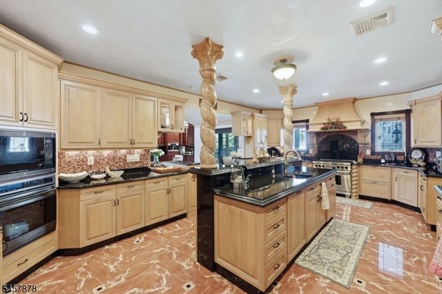 37 Mountainwood Ct, Totowa Boro, NJ 07512