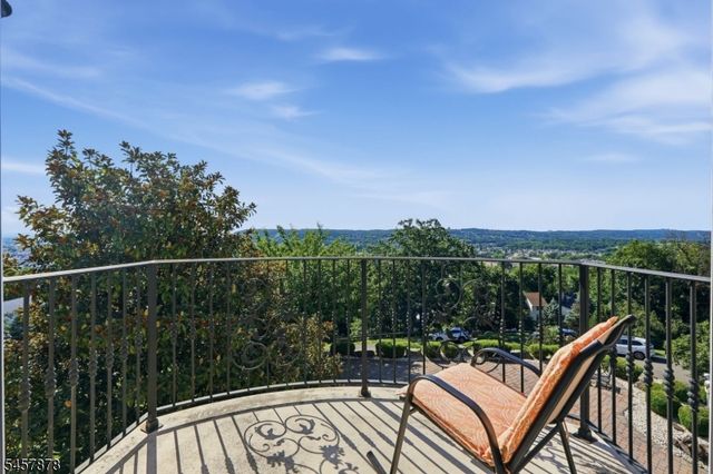 37 Mountainwood Ct, Totowa Boro, NJ 07512