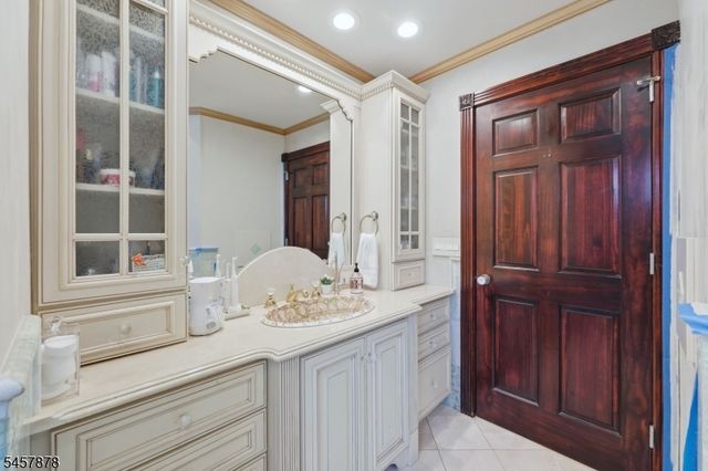 37 Mountainwood Ct, Totowa Boro, NJ 07512