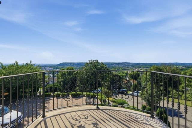37 Mountainwood Ct, Totowa Boro, NJ 07512