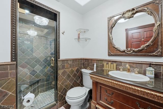 37 Mountainwood Ct, Totowa Boro, NJ 07512