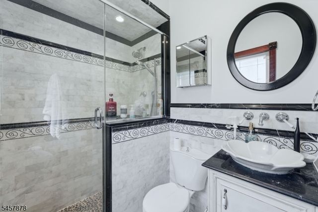 37 Mountainwood Ct, Totowa Boro, NJ 07512