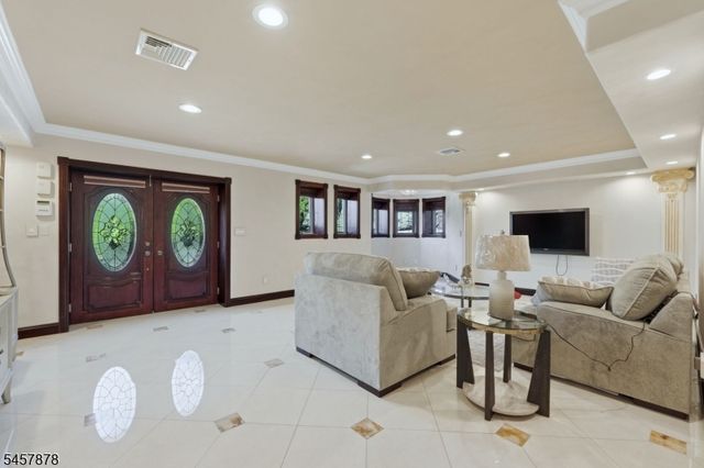 37 Mountainwood Ct, Totowa Boro, NJ 07512