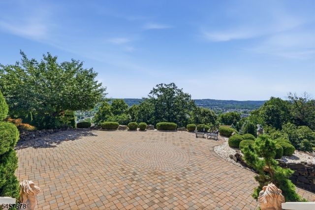 37 Mountainwood Ct, Totowa Boro, NJ 07512