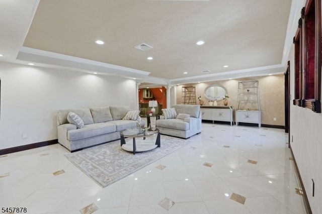 37 Mountainwood Ct, Totowa Boro, NJ 07512
